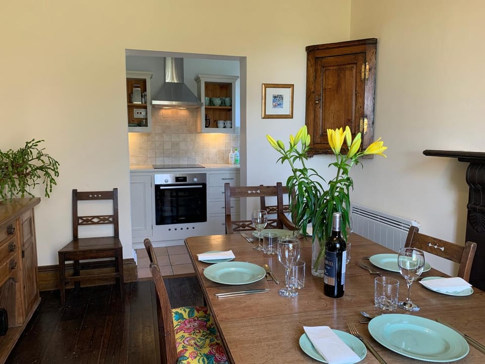 Kitchen or kitchenette, Dining area, stove