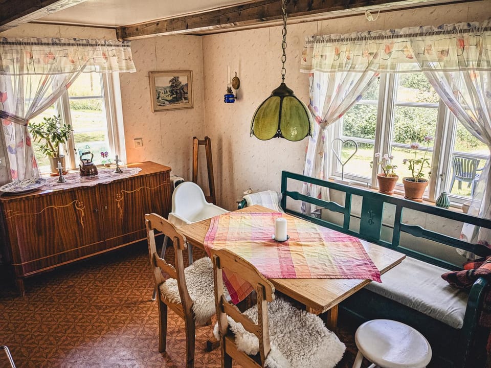 Seating area, Dining area