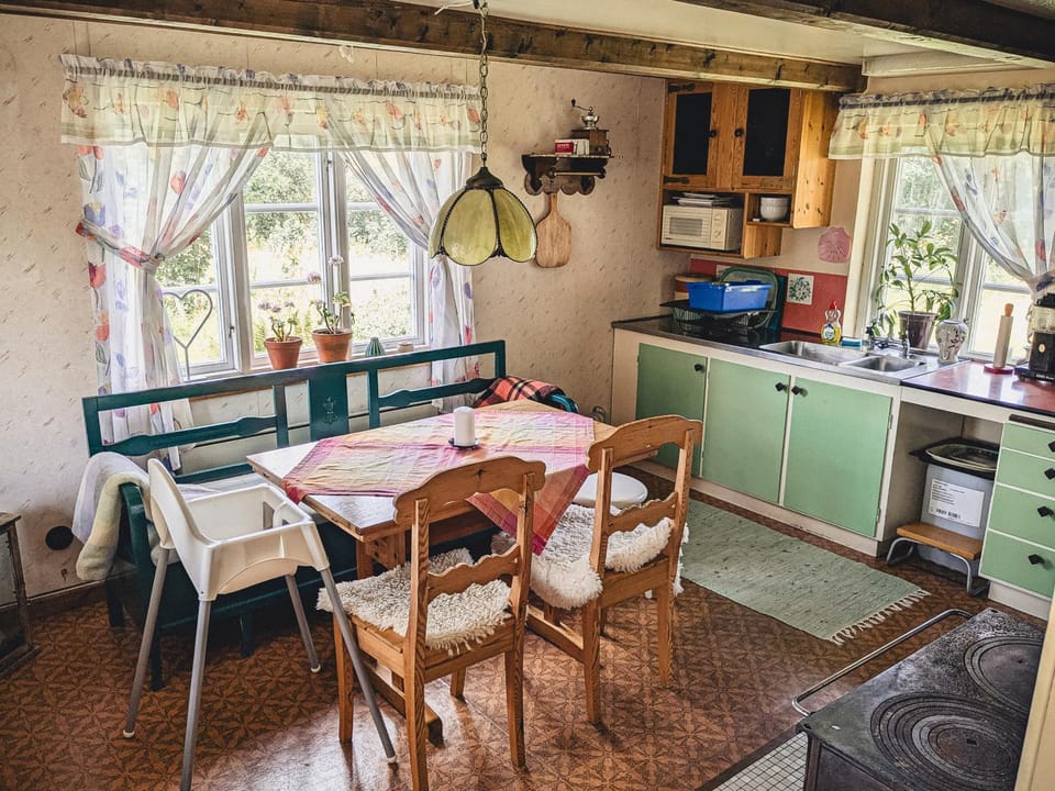 Dining area, kitchen