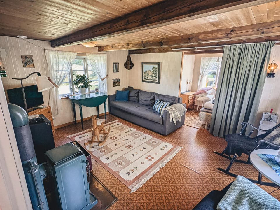 Bed, TV and multimedia, Living room, Photo of the whole room
