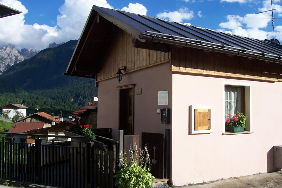 Facade/entrance, Spring, Mountain view