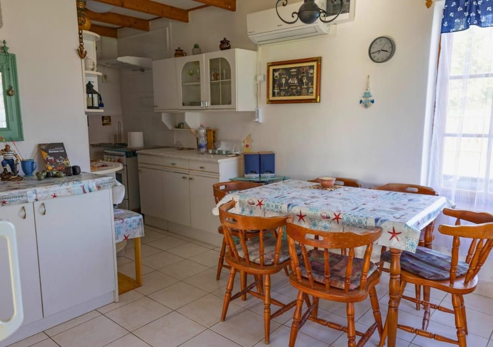 Kitchen or kitchenette, Dining area, air conditioner