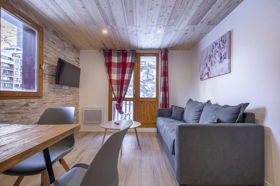 Communal lounge/ TV room, TV and multimedia, Living room, Seating area, Dining area