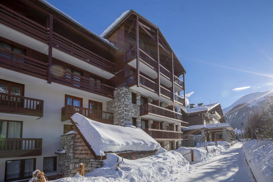 Property building, Day, Natural landscape, Winter, Mountain view