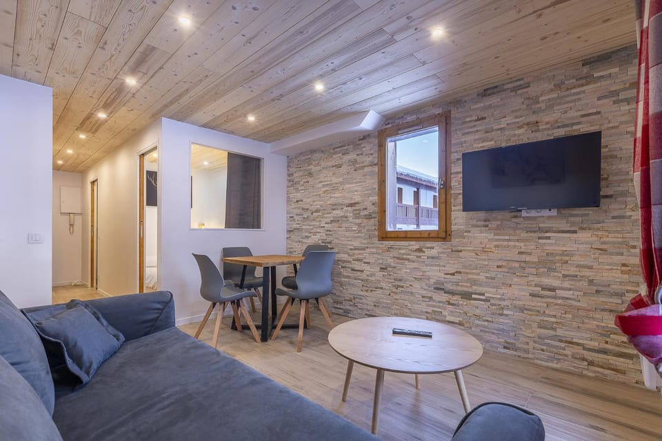 Communal lounge/ TV room, TV and multimedia, Living room, Seating area, Dining area, Evening entertainment