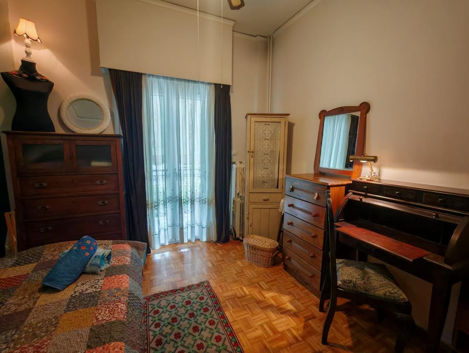 Retro private room in common apartment Vacation rental in Kallithea