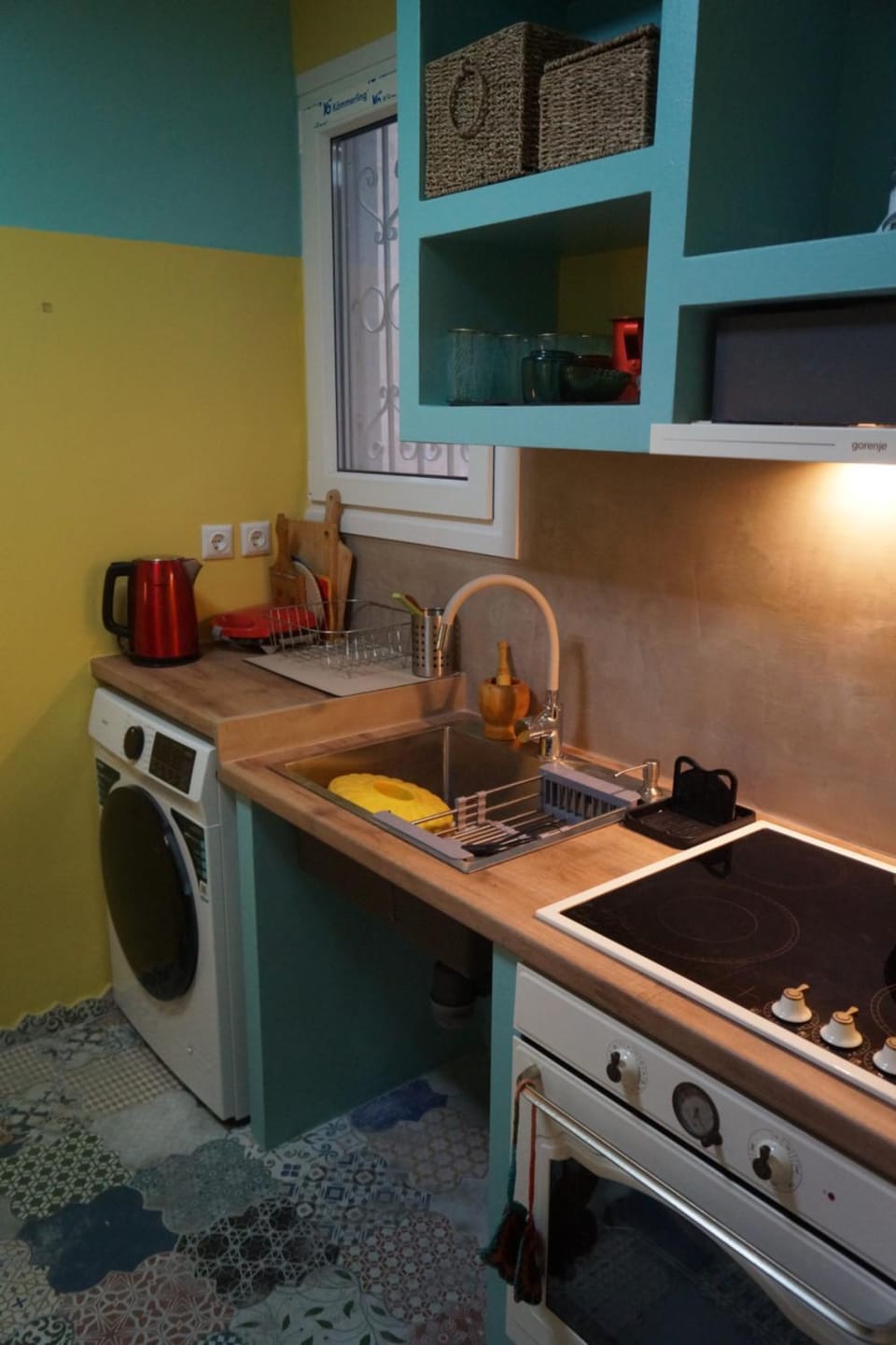 Kitchen or kitchenette, Communal kitchen, oven, stove, washing machine