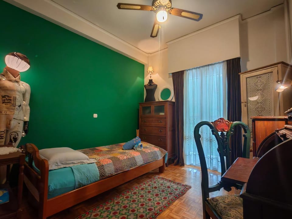 Retro private room in common apartment Vacation rental in Kallithea