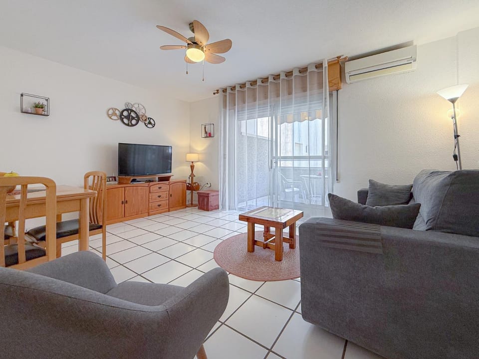Communal lounge/ TV room, TV and multimedia, Living room, Seating area, Dining area, Evening entertainment, air conditioner