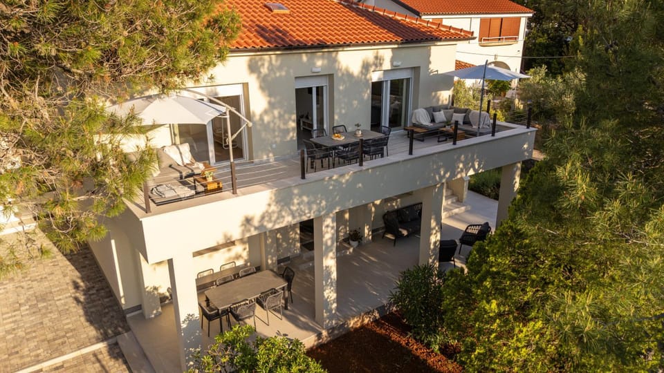 Property building, Garden, Balcony/Terrace