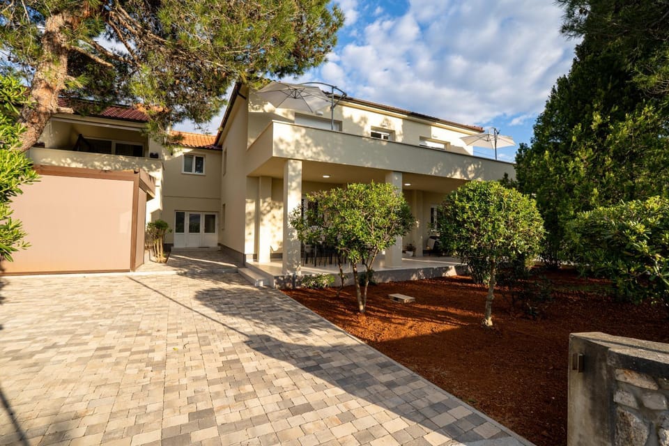 Property building, Garden, Garden view, Parking