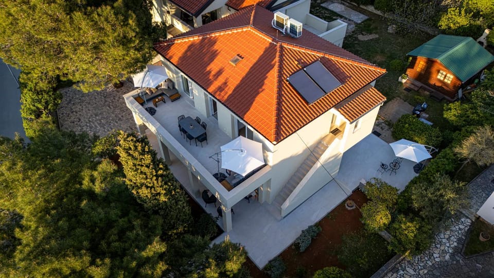 Property building, Day, Neighbourhood, Natural landscape, Bird's eye view, Street view, Location, Parking