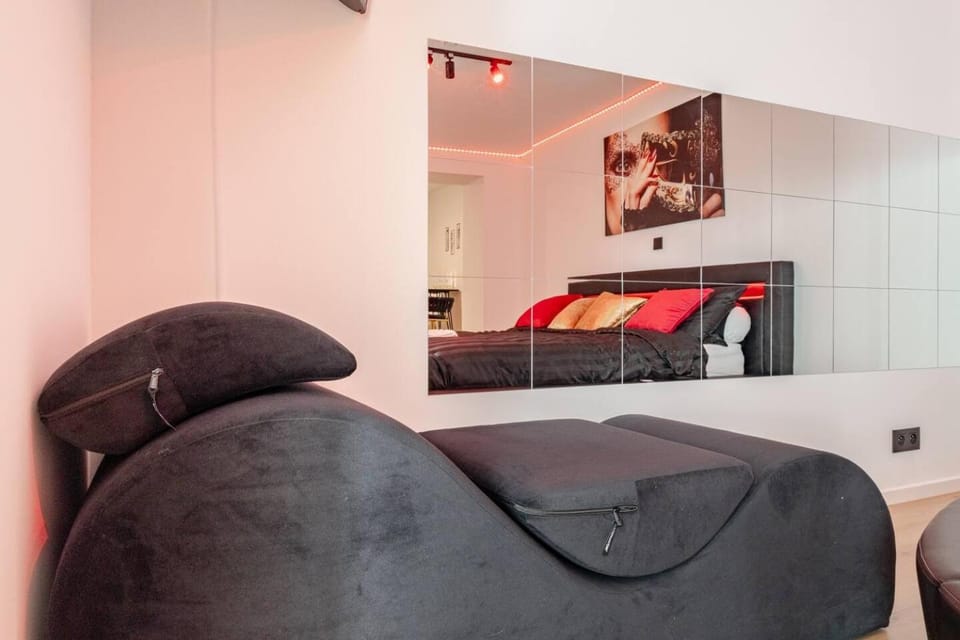 Bed, Bedroom, Entertainment