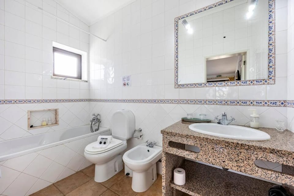 Quinta das AVES - Double Bedroom 1 Bed and Breakfast in Lagos