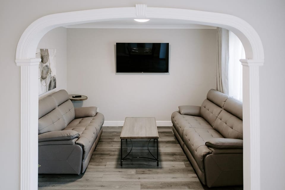 TV and multimedia, Living room, Seating area, internet