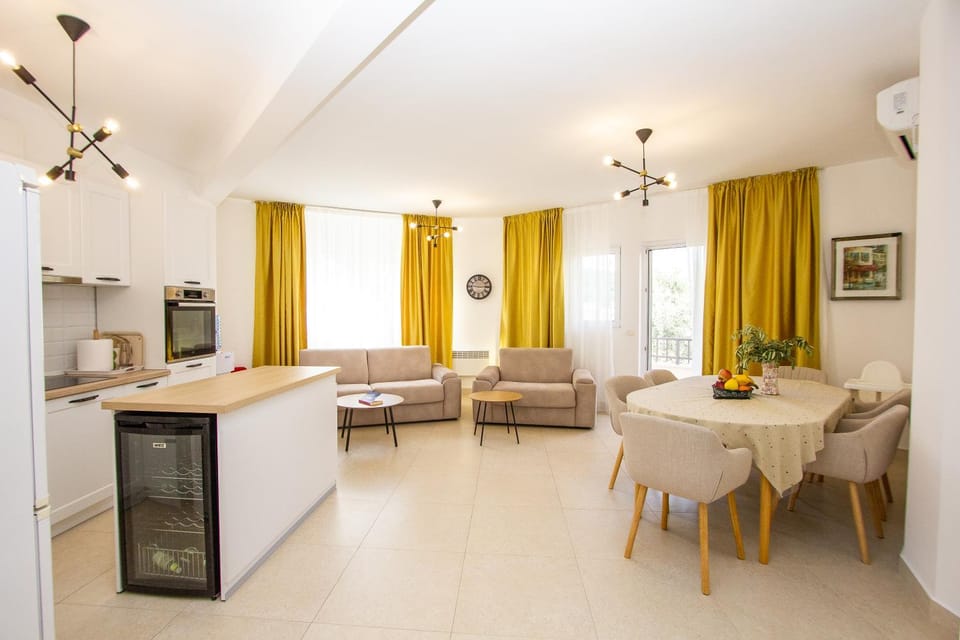 Kitchen or kitchenette, Living room, Food and drinks, Seating area