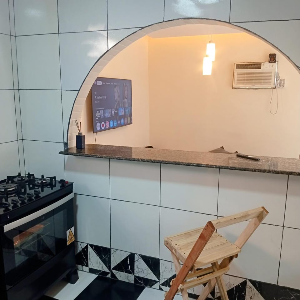 Kitchen or kitchenette, air conditioner