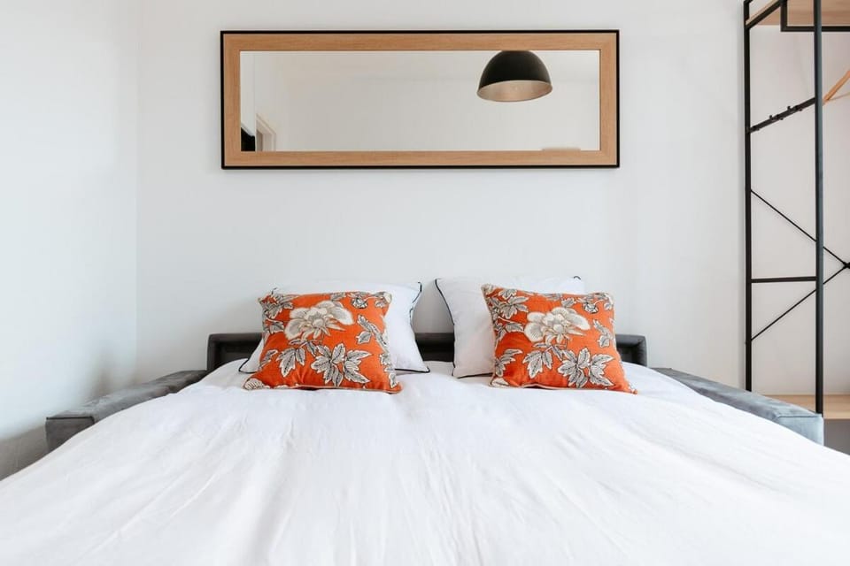 Bed, TV and multimedia, Living room, Photo of the whole room, Seating area, Bedroom, furniture, internet, storage