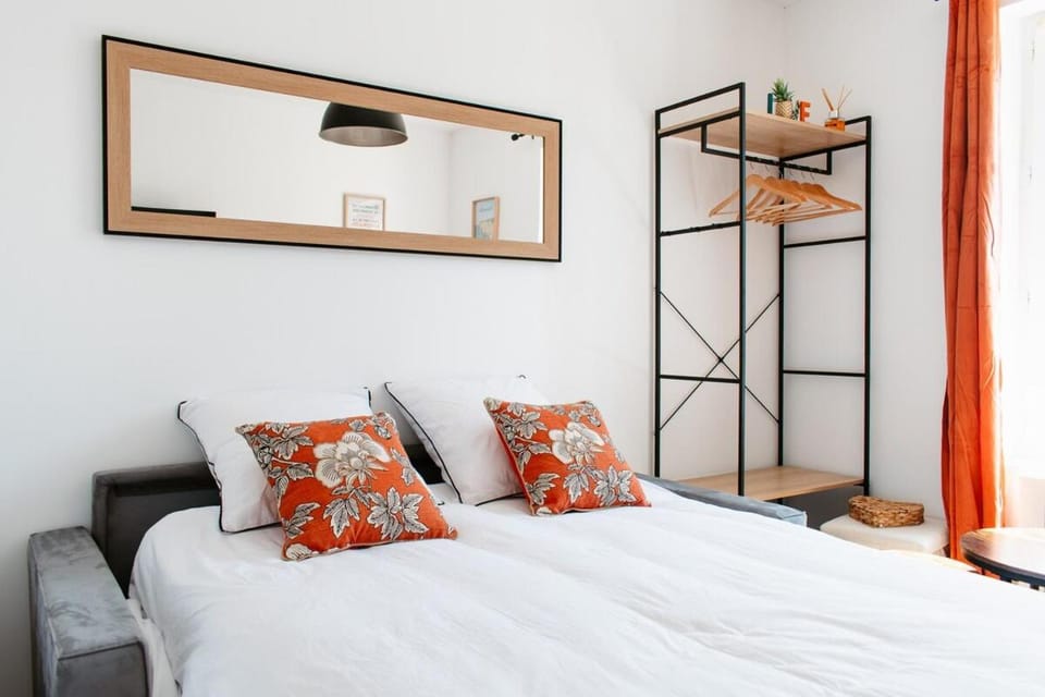 Bed, TV and multimedia, Living room, Photo of the whole room, Seating area, Dining area, Bedroom, furniture, heating, internet, storage