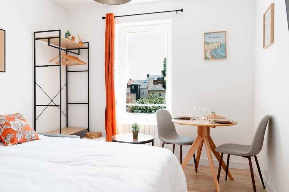 Bed, TV and multimedia, Living room, Photo of the whole room, Seating area, Dining area, Bedroom, furniture, heating, internet, storage