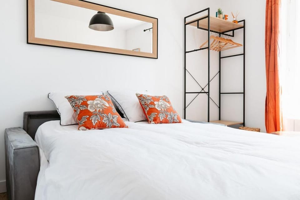 Bed, Living room, Photo of the whole room, Seating area, Bedroom, furniture, heating, internet, storage