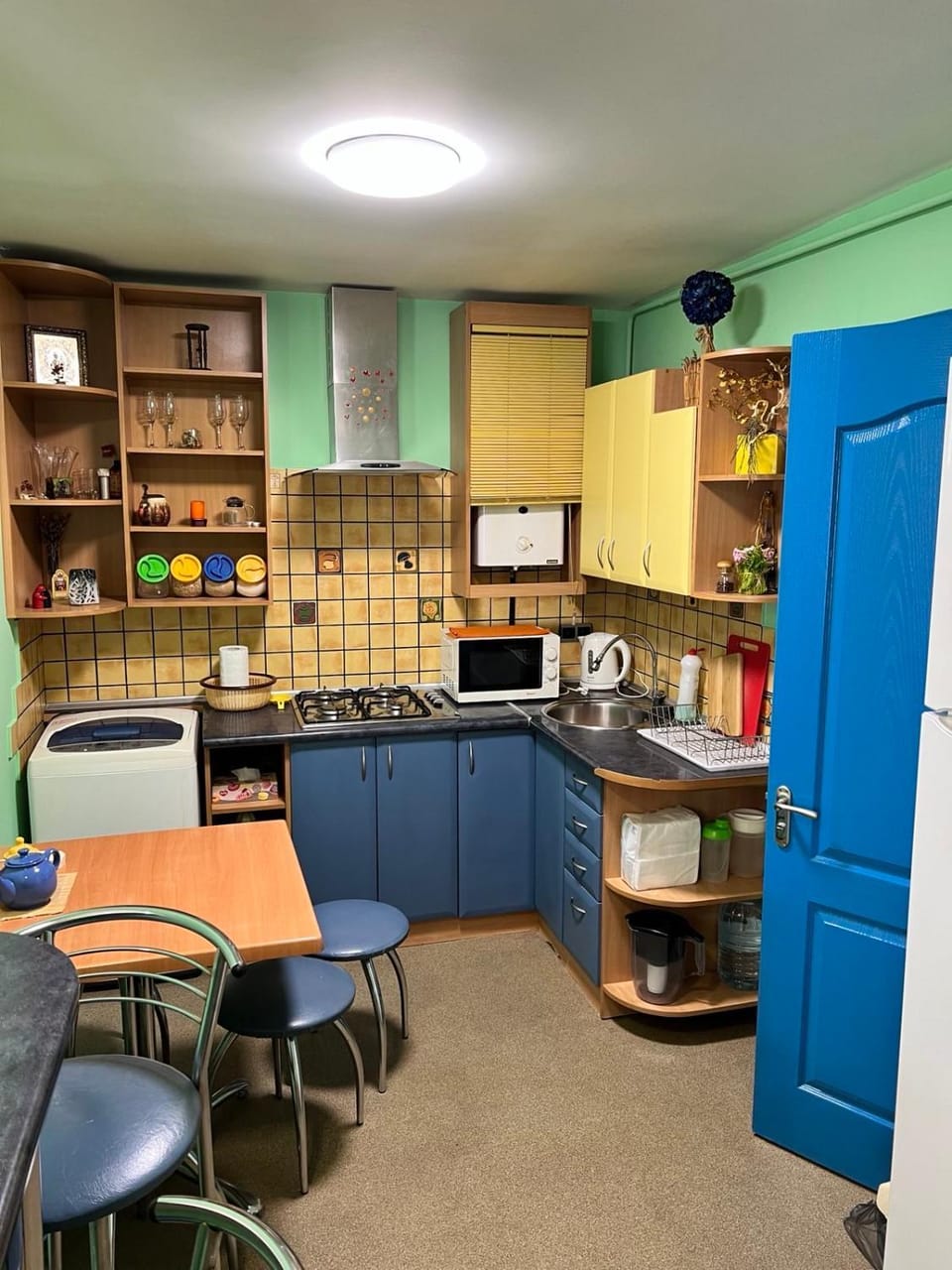 Coffee/tea facilities, Kitchen or kitchenette, microwave, stove, washing machine