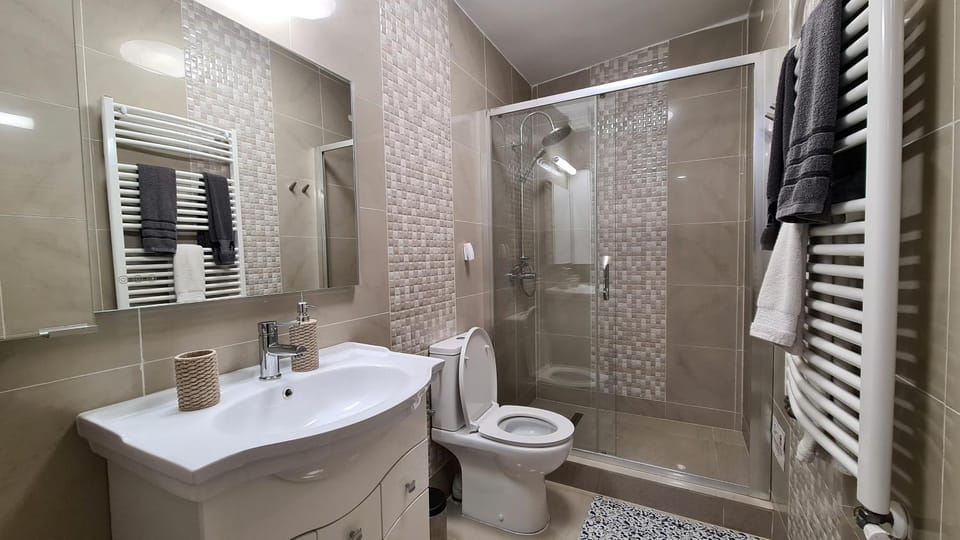 Shower, hair dryier, towels, towels