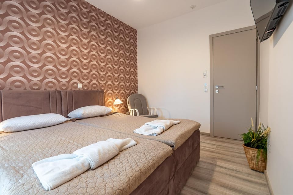 Bed, TV and multimedia, Bedroom, towels