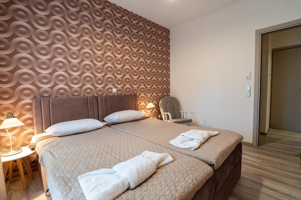 Bed, Bedroom, towels