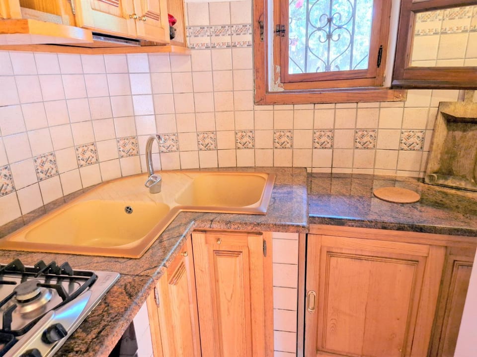 Kitchen or kitchenette, dishwasher