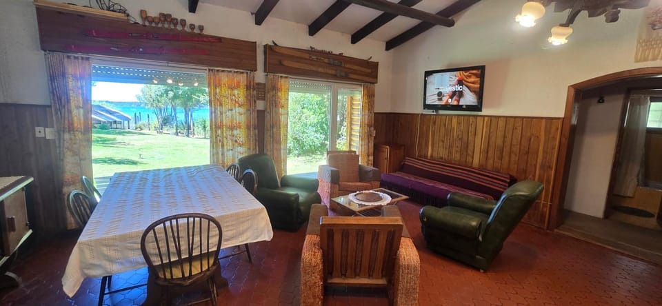 Communal lounge/ TV room, TV and multimedia, Living room, Seating area, Dining area, Evening entertainment, Garden view