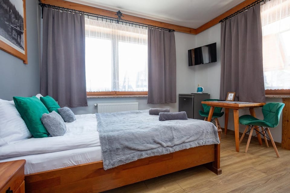 Bed, TV and multimedia, Living room, Photo of the whole room, Bedroom
