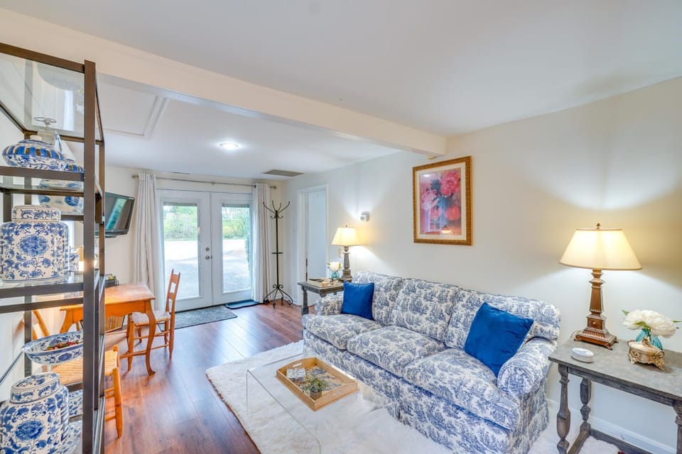 Hike, Sip & Explore: Charming Waterford Cottage! House in Waterford