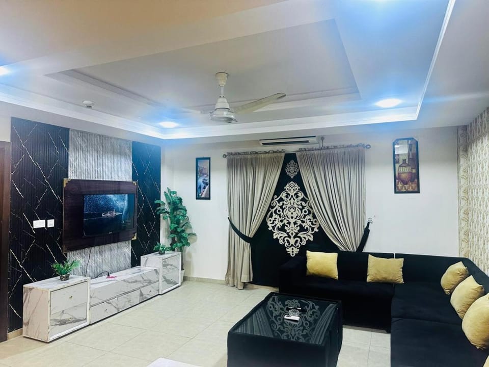 Communal lounge/ TV room, TV and multimedia, Living room, Seating area, Evening entertainment, air conditioner