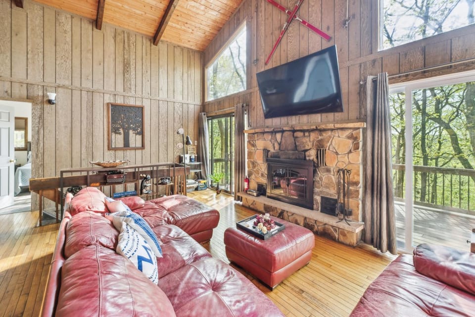 Charming Porter House in the heart of the Poconos chalet Chalet in Middle Smithfield