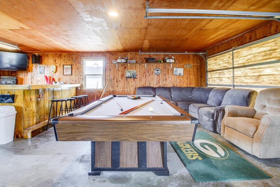 Pet Friendly Near Beach w/ Grill, Firepit, Games House in Algoma
