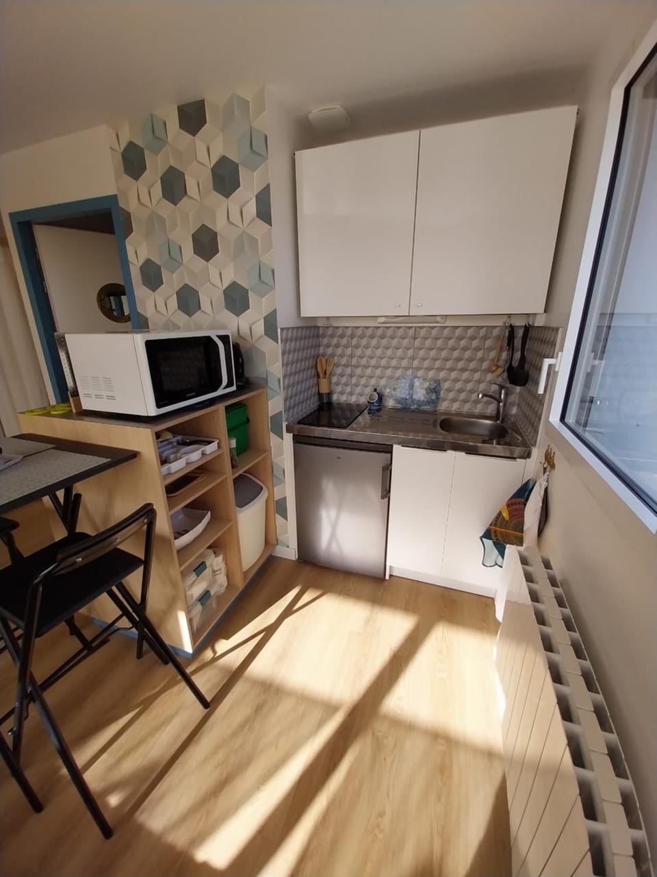 Kitchen or kitchenette, Dining area, stove