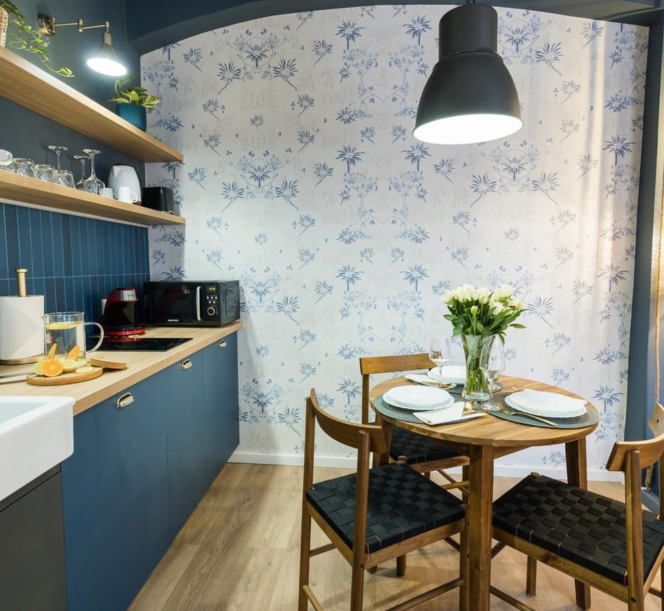 Coffee/tea facilities, Dining area, Guests, microwave, stove, kitchen
