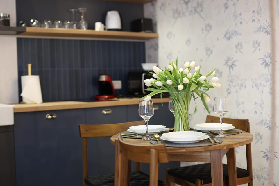 Coffee/tea facilities, Dining area, microwave, stove, kitchen