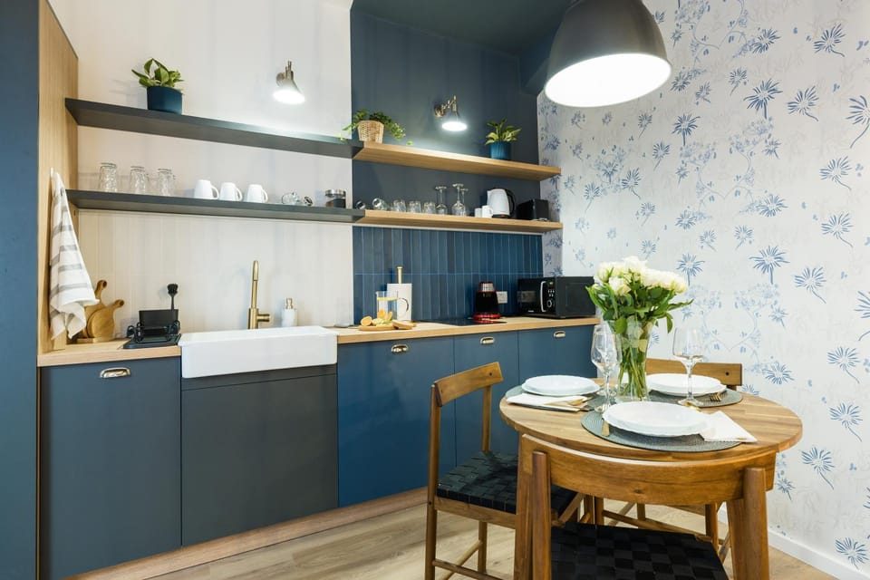 Coffee/tea facilities, Dining area, Guests, microwave, stove, kitchen