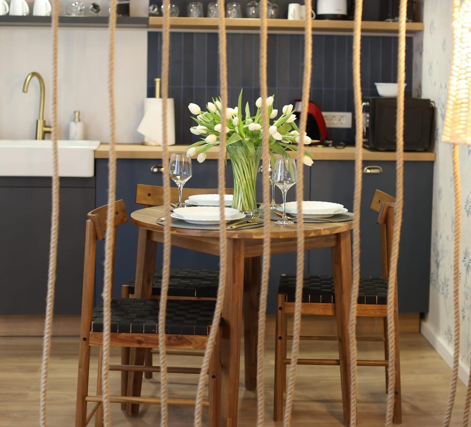 Coffee/tea facilities, Dining area, Guests, microwave, stove, kitchen