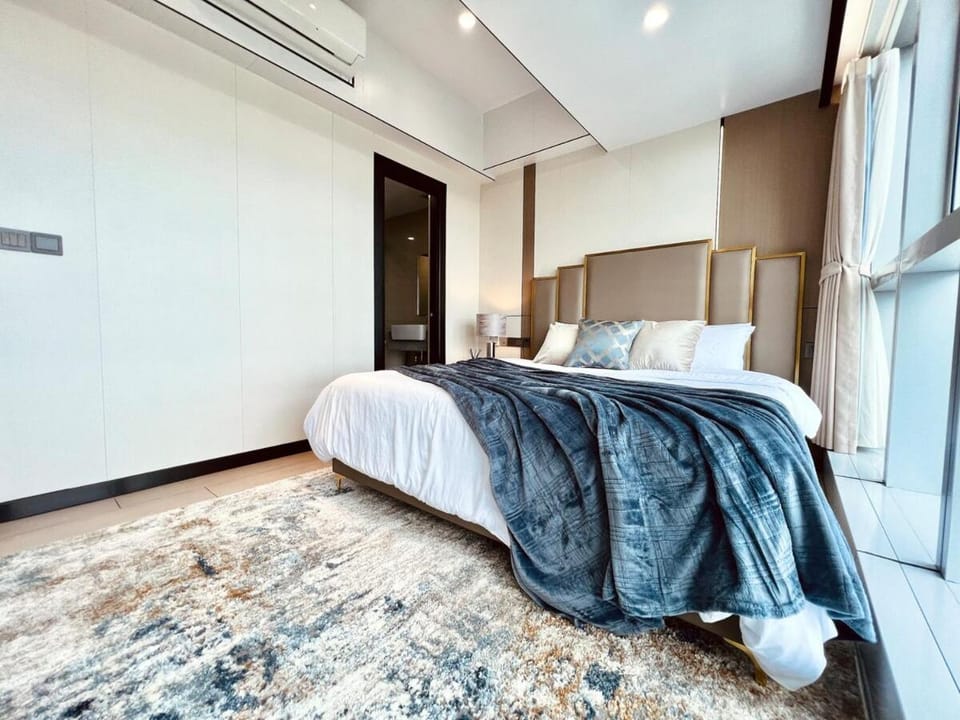 Executive 5BR Penthouse Suite in Uptown BGC Apartment in Makati
