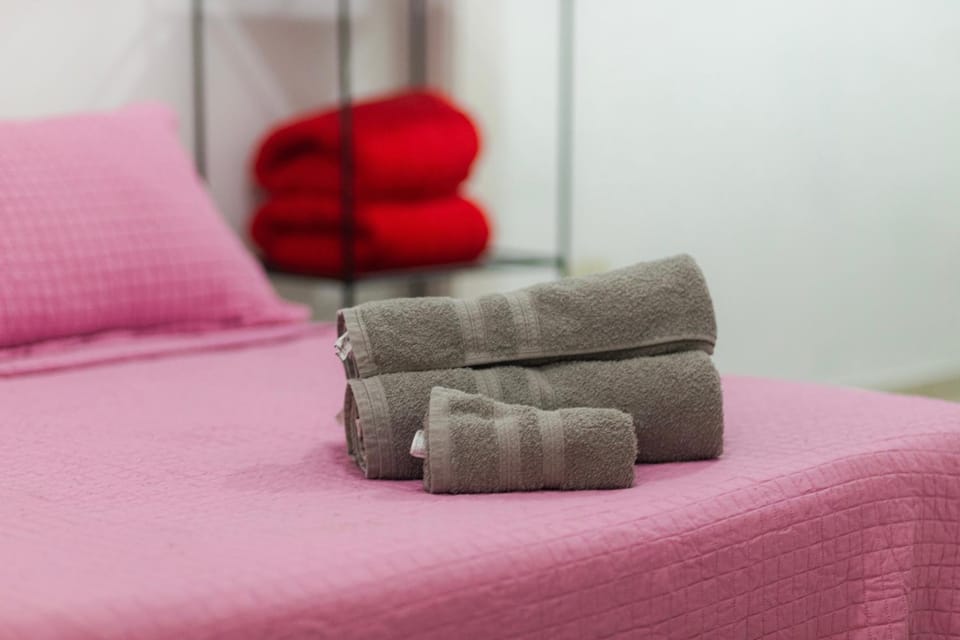 Bed, towels