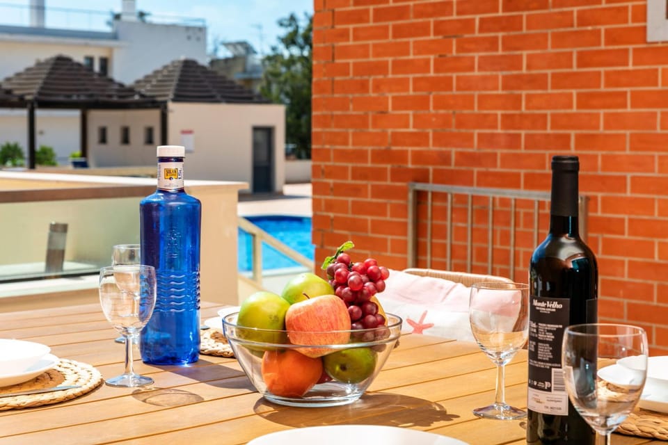 Patio, Balcony/Terrace, Food and drinks, Dining area, Food, Pool view