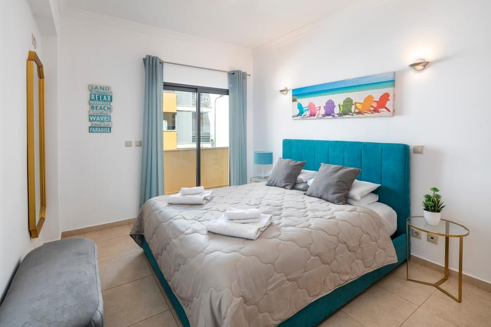 Bed, Photo of the whole room, Seating area, towels