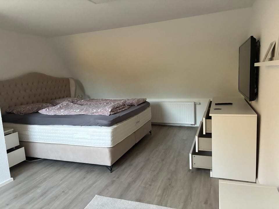 Bed, TV and multimedia, Photo of the whole room, Evening entertainment, Bedroom