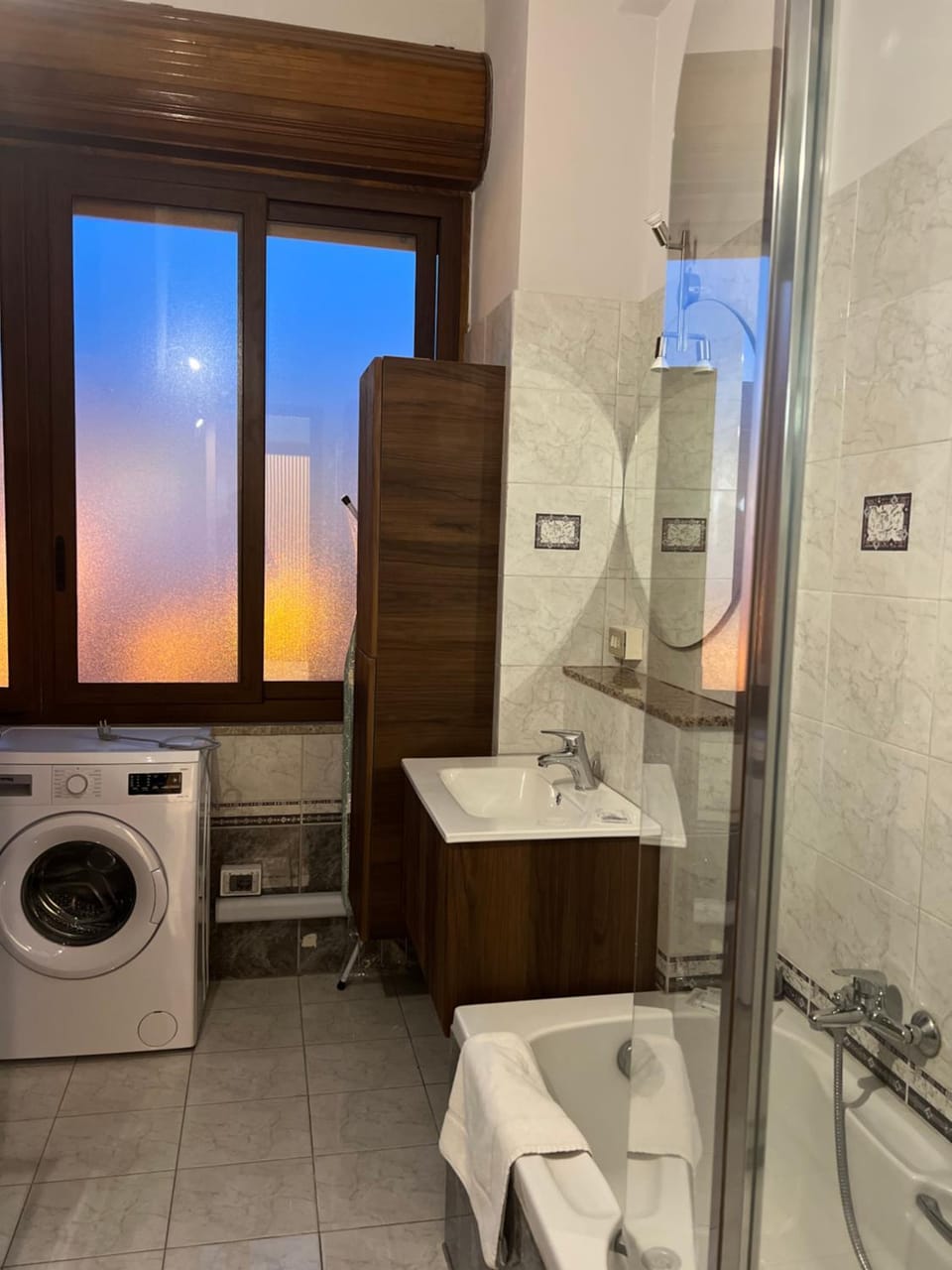 Shower, Toilet, Bathroom, towels, washing machine