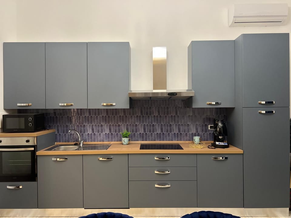 Kitchen or kitchenette, oven, pet friendly, stove