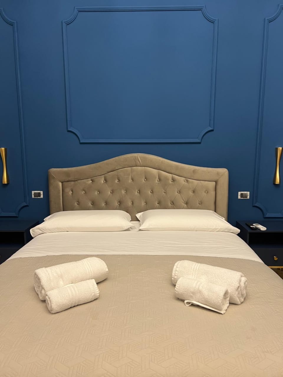 Bed, Photo of the whole room, Bedroom, towels