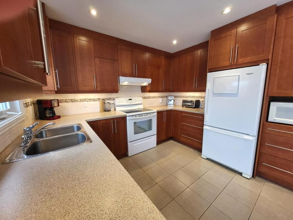 Kitchen or kitchenette, oven, stove